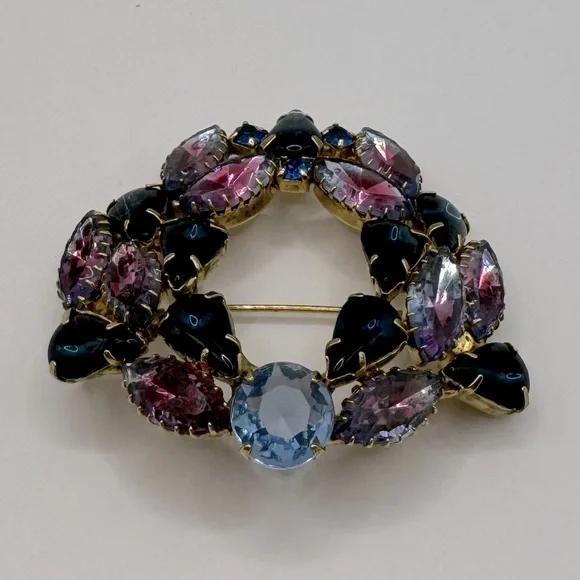 VINTAGE Duo Tone Crystal Wreath Brooch - Picture 5 of 10